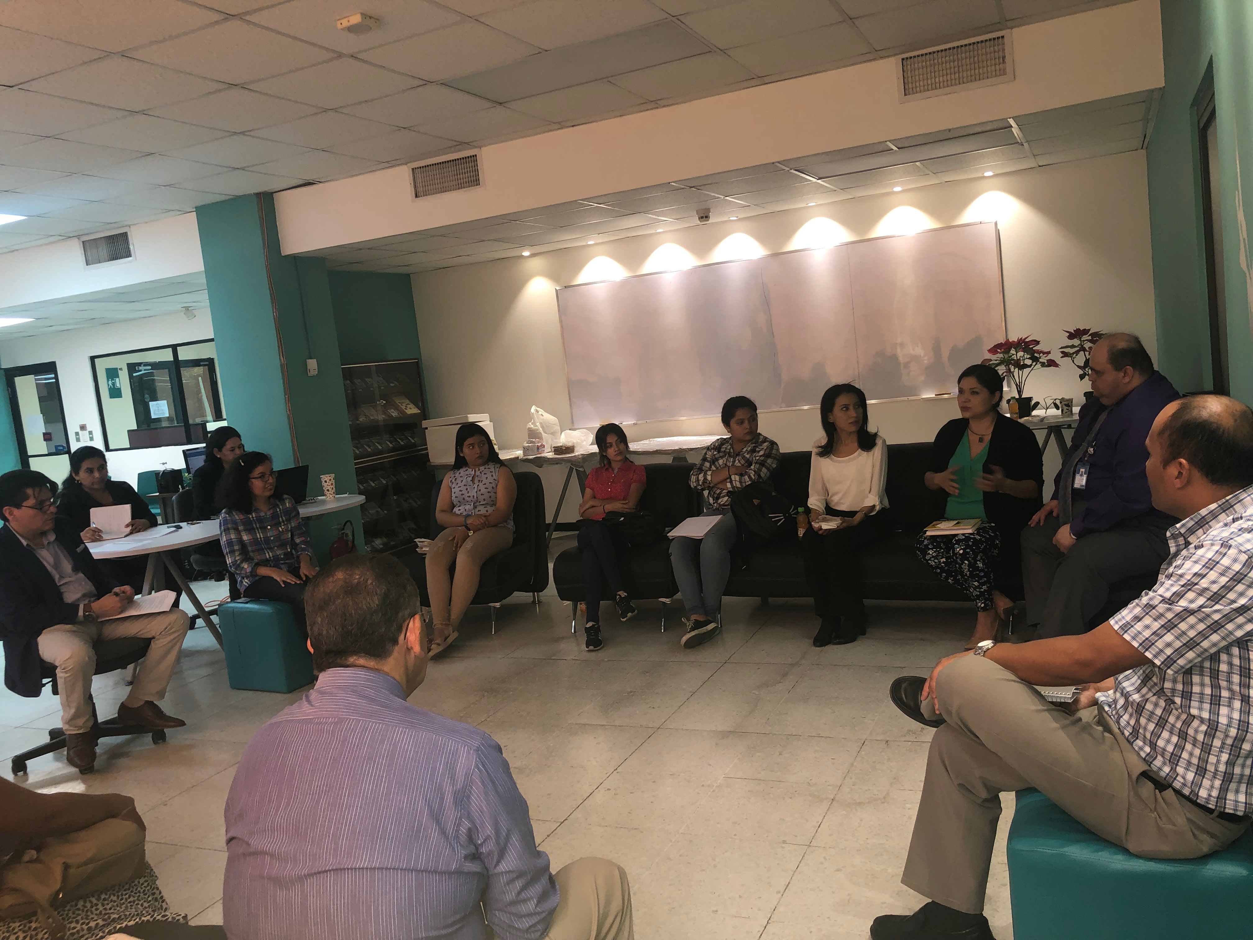 La Universidad Francisco Gavidia (UFG) realiza la investigación de campo para el estudio sobre hábitos de lectura digital.