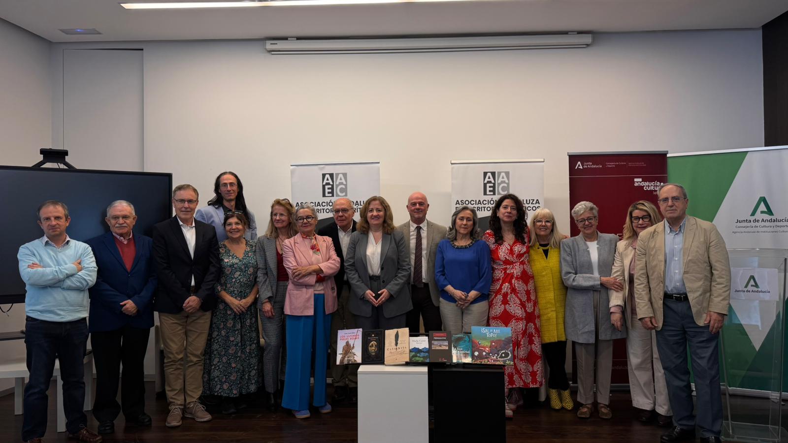 Alfredo Alvar, Olalla Castro y Fernando Navarro triunfan en los Premios de la Crítica Los autores granadinos han vencido en las categorías de Ensayo, Opera Prima y Novela, respectivamente