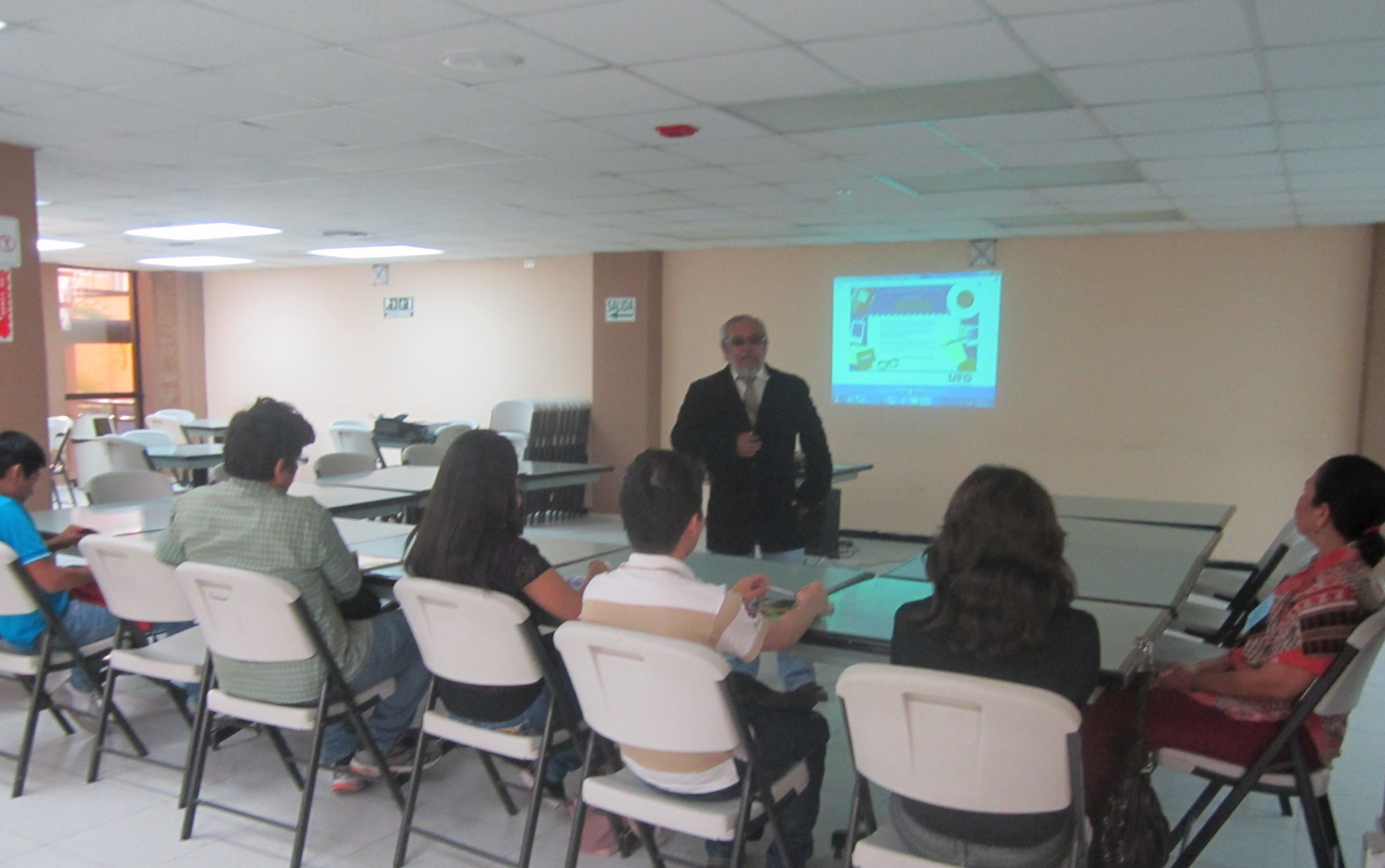 Mini Taller de lectoescritura creativa en la Universidad Francisco Gavidia