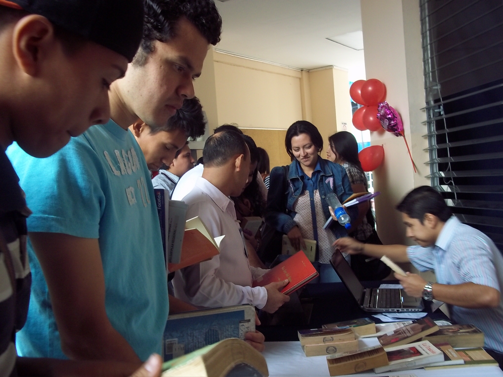 El Sistema Bibliotecario de la Universidad Francisco Gavidia, celebró el Día de San Valentín con una dosis de buena lectura.