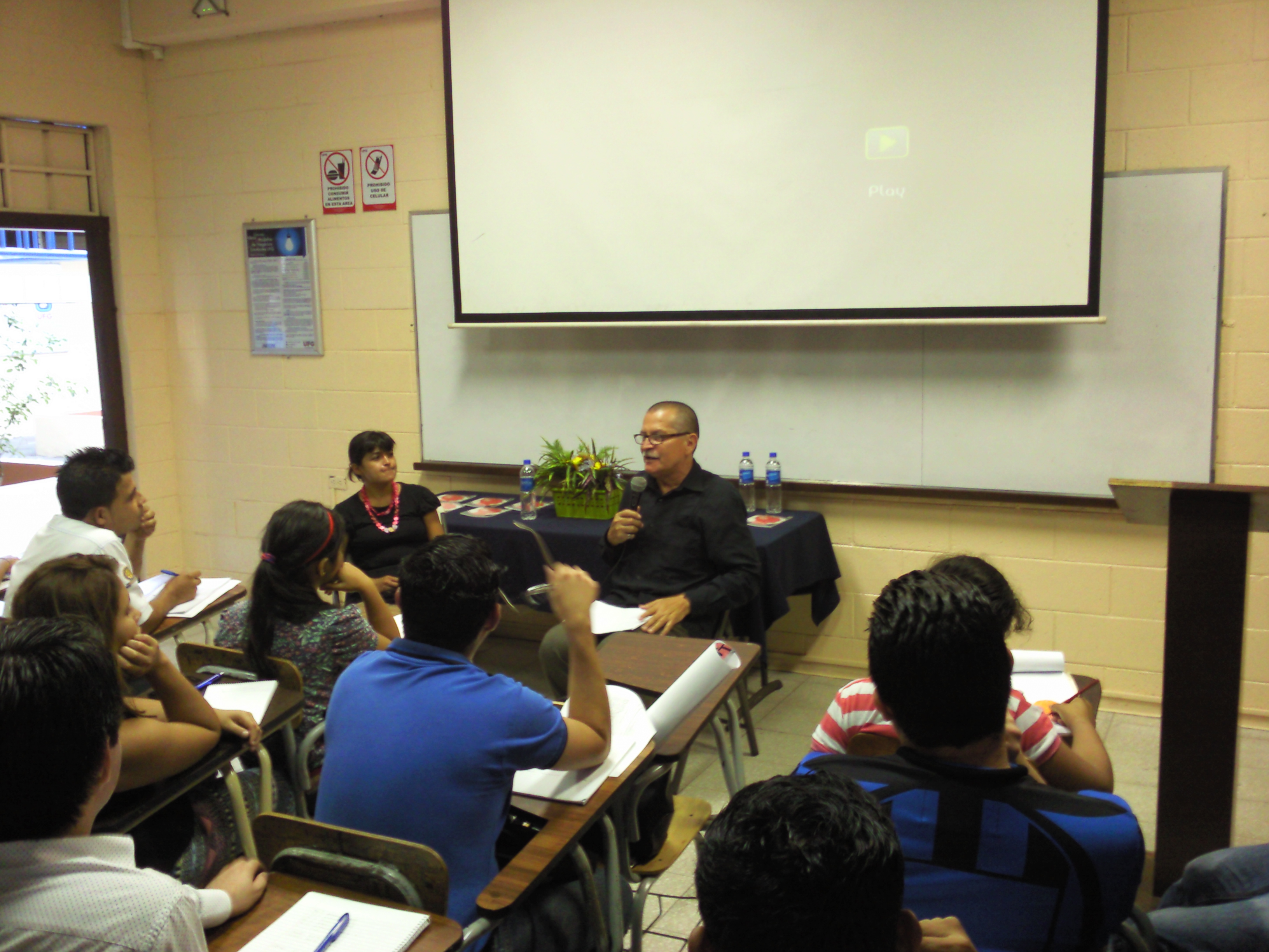Homenaje al escritor salvadoreño Rafael Menjívar Ochoa.