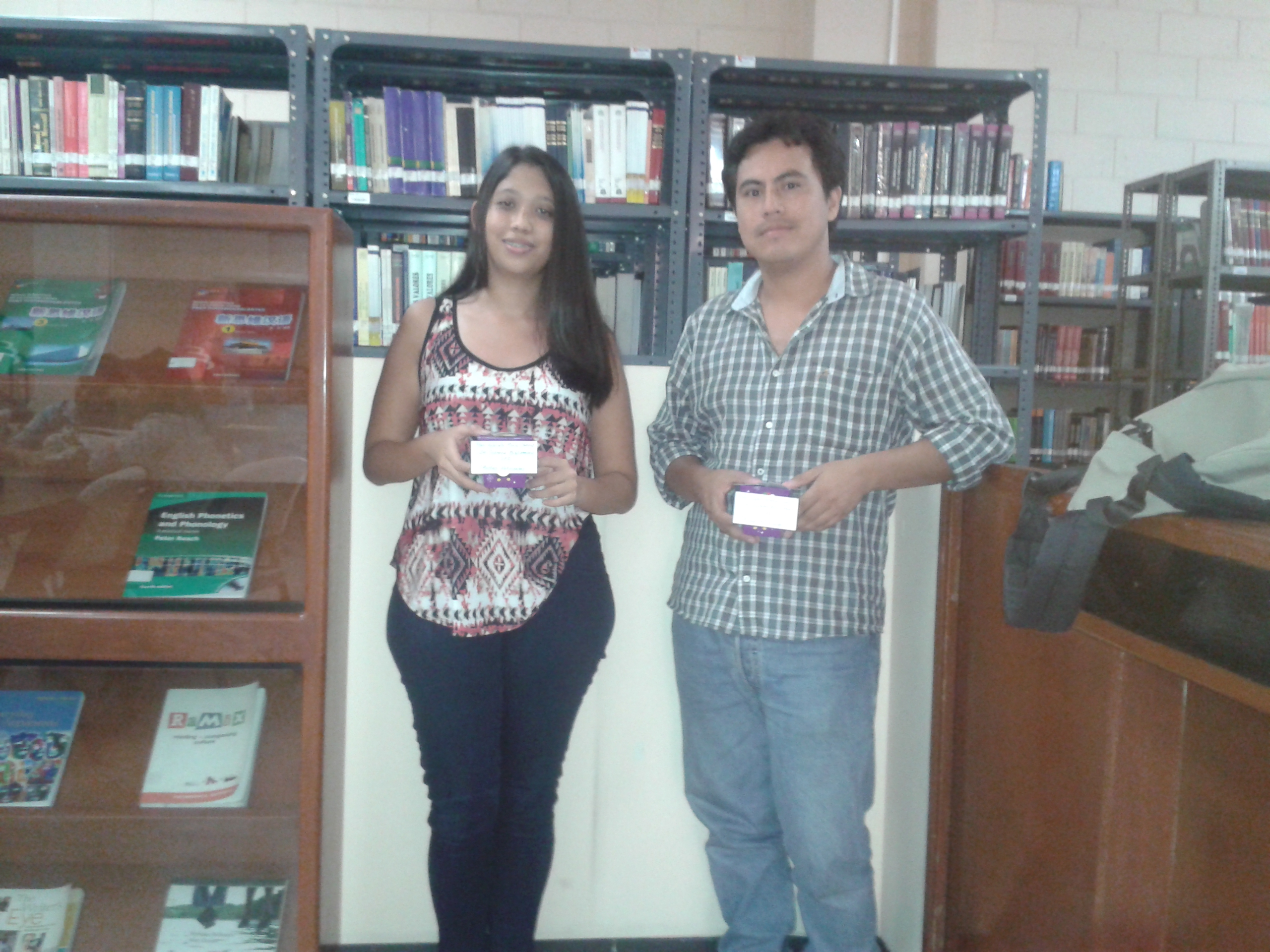 Entrega de reconocimientos a estudiantes que más préstamos bibliográficos realizaron en el Ciclo II-2015